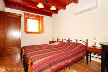 Ház családok részére medencével Loborika, Pula - 7422