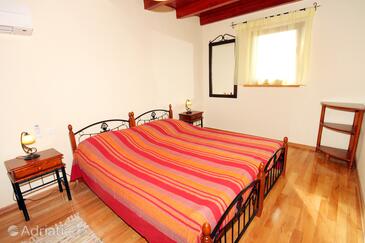 Ház családok részére medencével Loborika, Pula - 7422