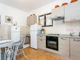 Sutivan, Kitchen in the apartment, (pet friendly) and WiFi.