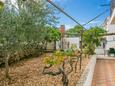 Sutivan, Brač, Courtyard 744 - Apartments with pebble beach.