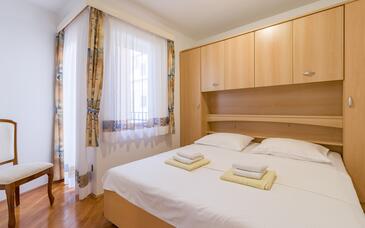 Apartmani s bazenom pogodni za obitelji s djecom Medulin - 7478