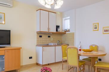 Apartmani s bazenom pogodni za obitelji s djecom Medulin - 7478