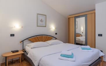 Apartmani s bazenom pogodni za obitelji s djecom Medulin - 7480
