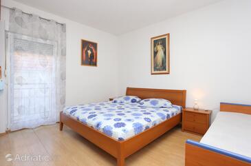 Apartments with parking space Mali Rat, Omiš - 7482