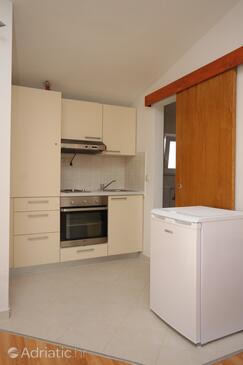 Apartments with parking space Mali Rat, Omiš - 7482