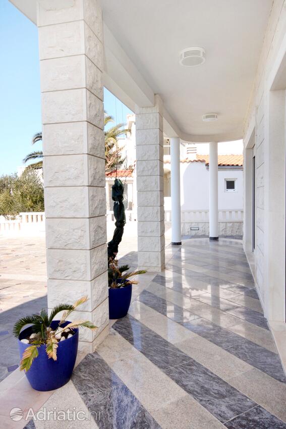 A-7557-a - Private accommodation - Family friendly apartments with a swimming pool Rogoznica