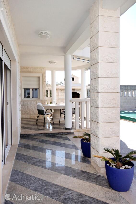 A-7557-a - Private accommodation - Family friendly apartments with a swimming pool Rogoznica