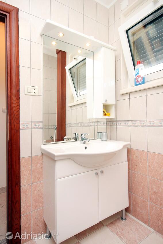AS-7557-a - Private accommodation - Family friendly apartments with a swimming pool Rogoznica