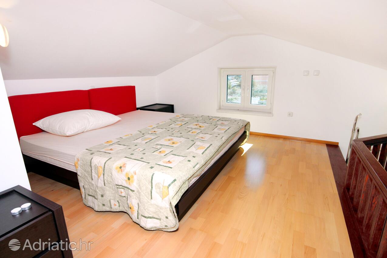 AS-7557-a - Private accommodation - Family friendly apartments with a swimming pool Rogoznica