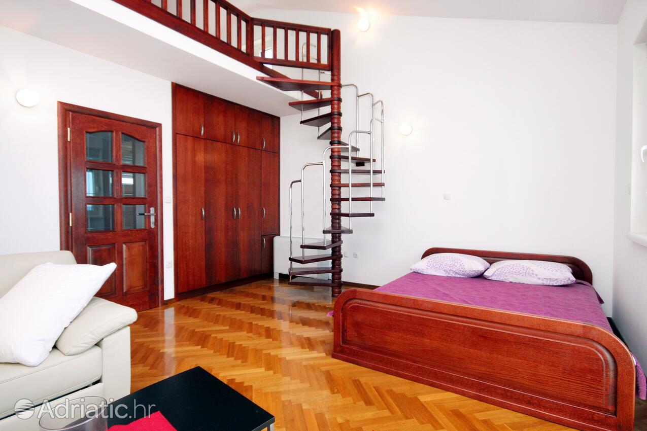 AS-7557-a - Private accommodation - Family friendly apartments with a swimming pool Rogoznica