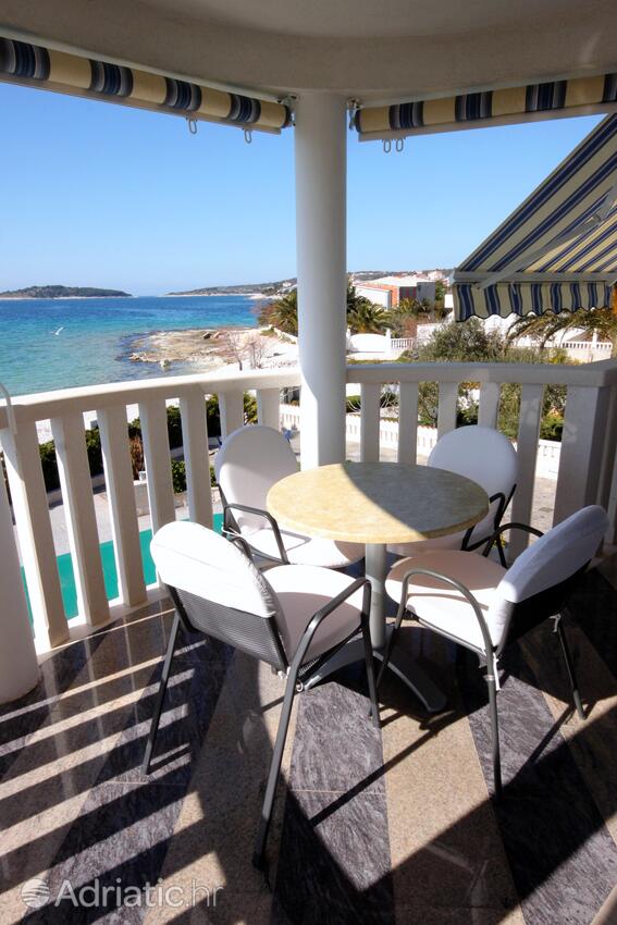 AS-7557-a - Private accommodation - Family friendly apartments with a swimming pool Rogoznica