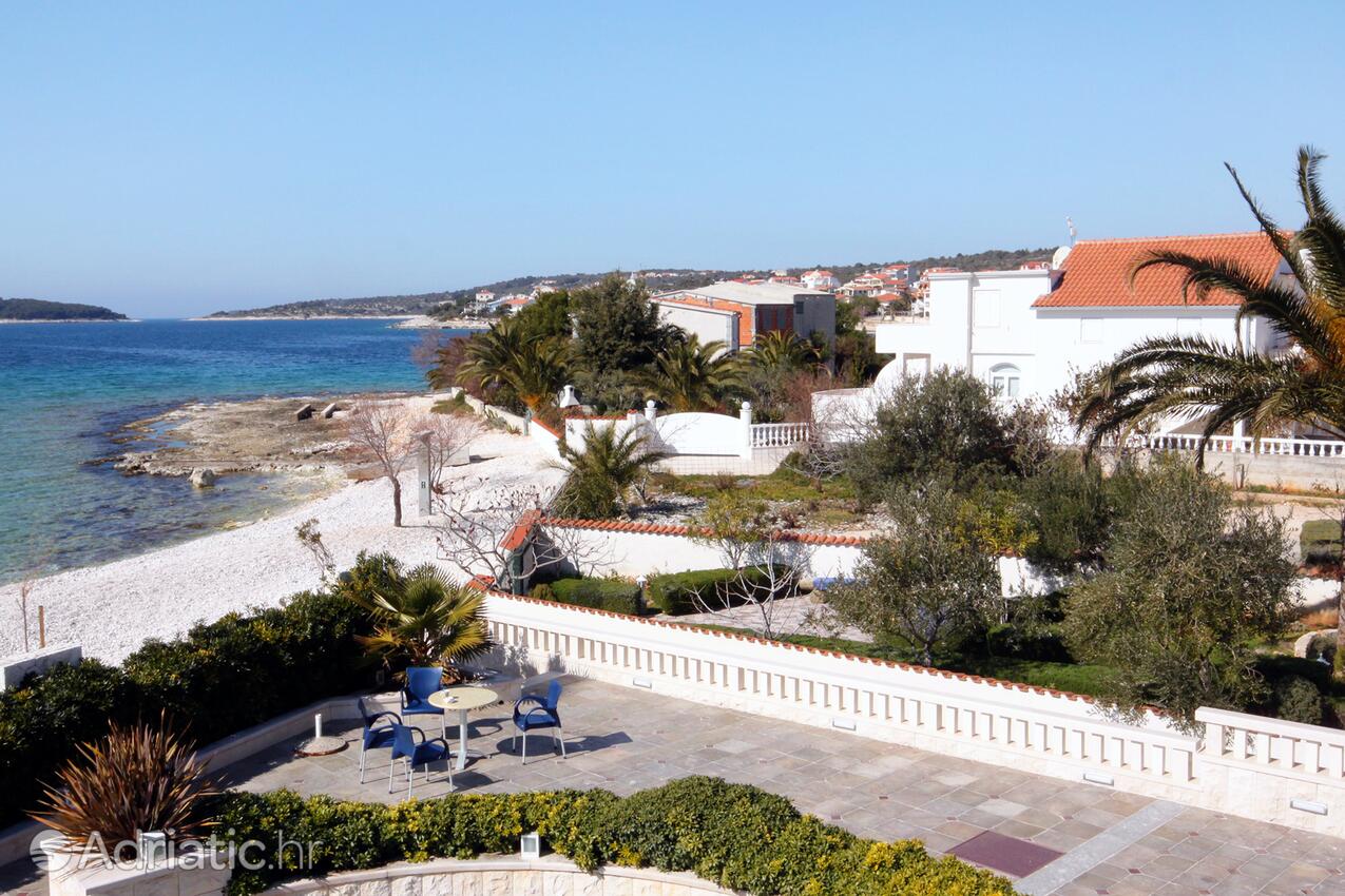 AS-7557-a - Private accommodation - Family friendly apartments with a swimming pool Rogoznica