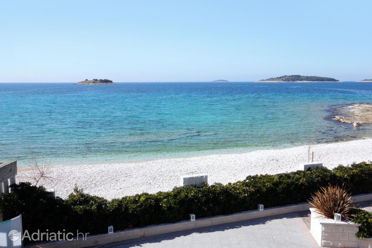 AS-7557-a - Private accommodation - Family friendly apartments with a swimming pool Rogoznica