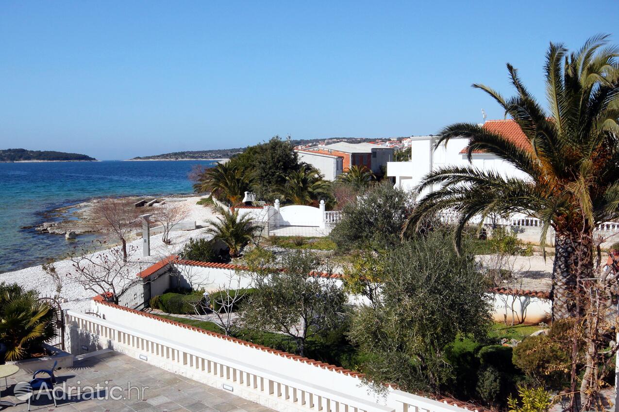 AS-7557-b - Private accommodation - Family friendly apartments with a swimming pool Rogoznica