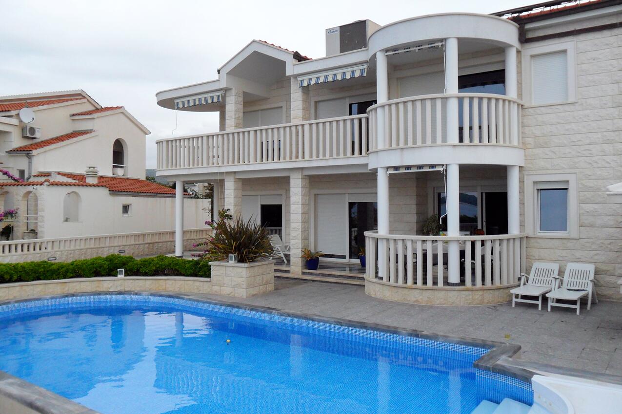 Property - Family friendly apartments with a swimming pool Rogoznica
