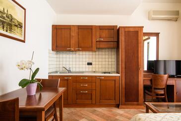 Apartmani uz more s bazenom Trogir - 7561