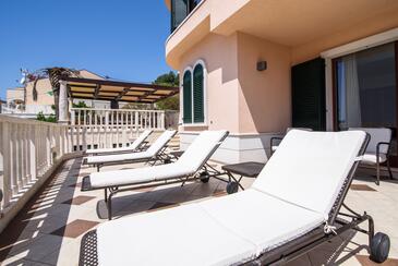 Apartmani uz more s bazenom Trogir - 7561