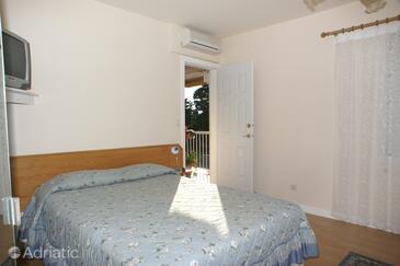 Apartments and rooms with parking space Sumartin, Brač - 757