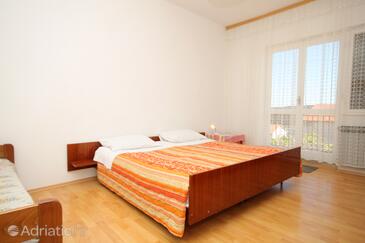 Apartments with parking space Pula - 7647