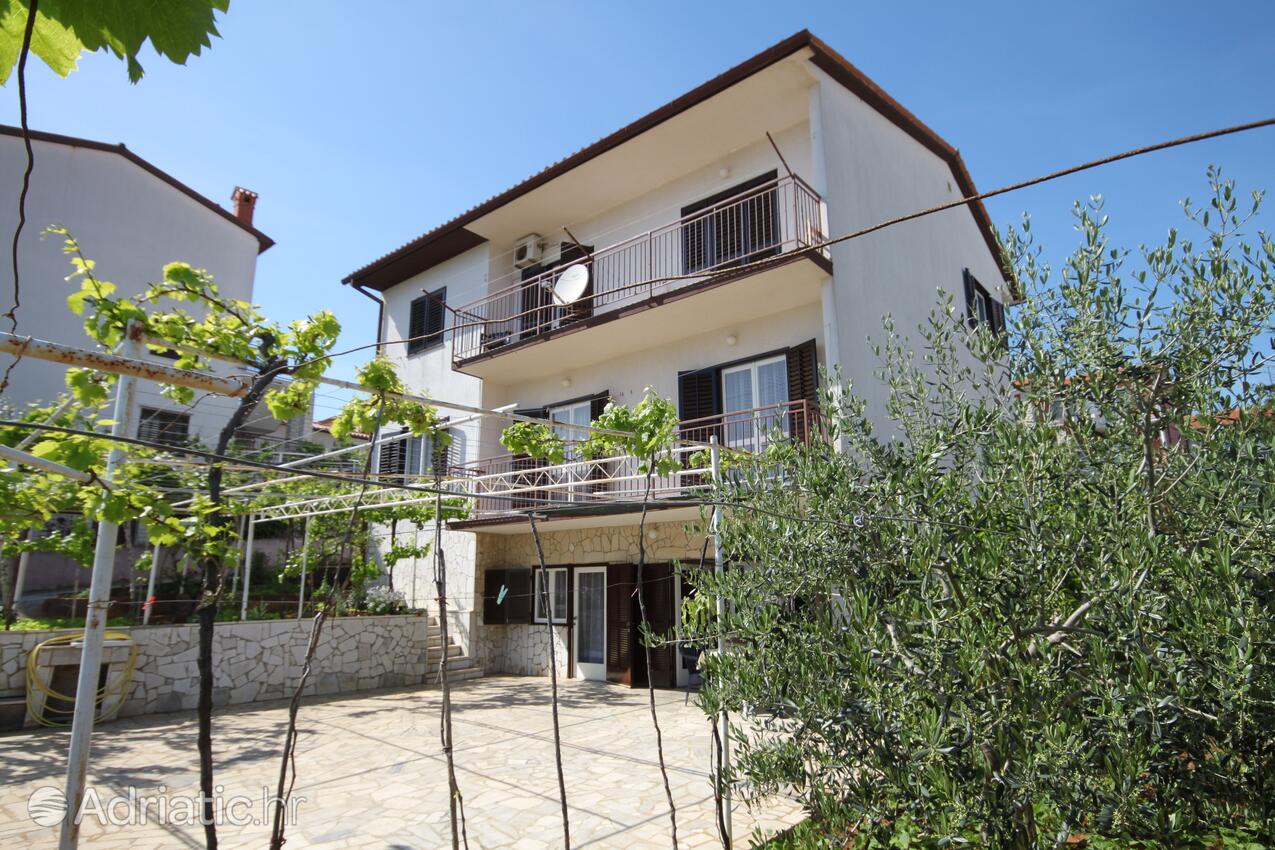 Apartments with parking space Pula - 7647