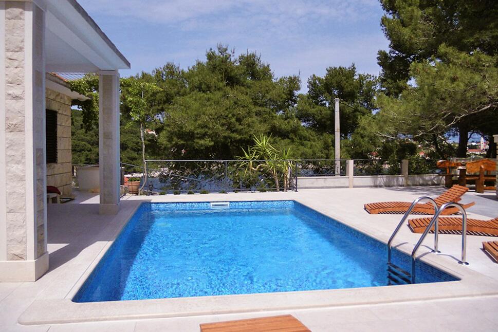 Courtyard - Seaside family friendly house with a swimming pool Puntinak, Brač