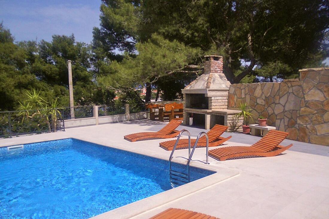 Courtyard - Seaside family friendly house with a swimming pool Puntinak, Brač