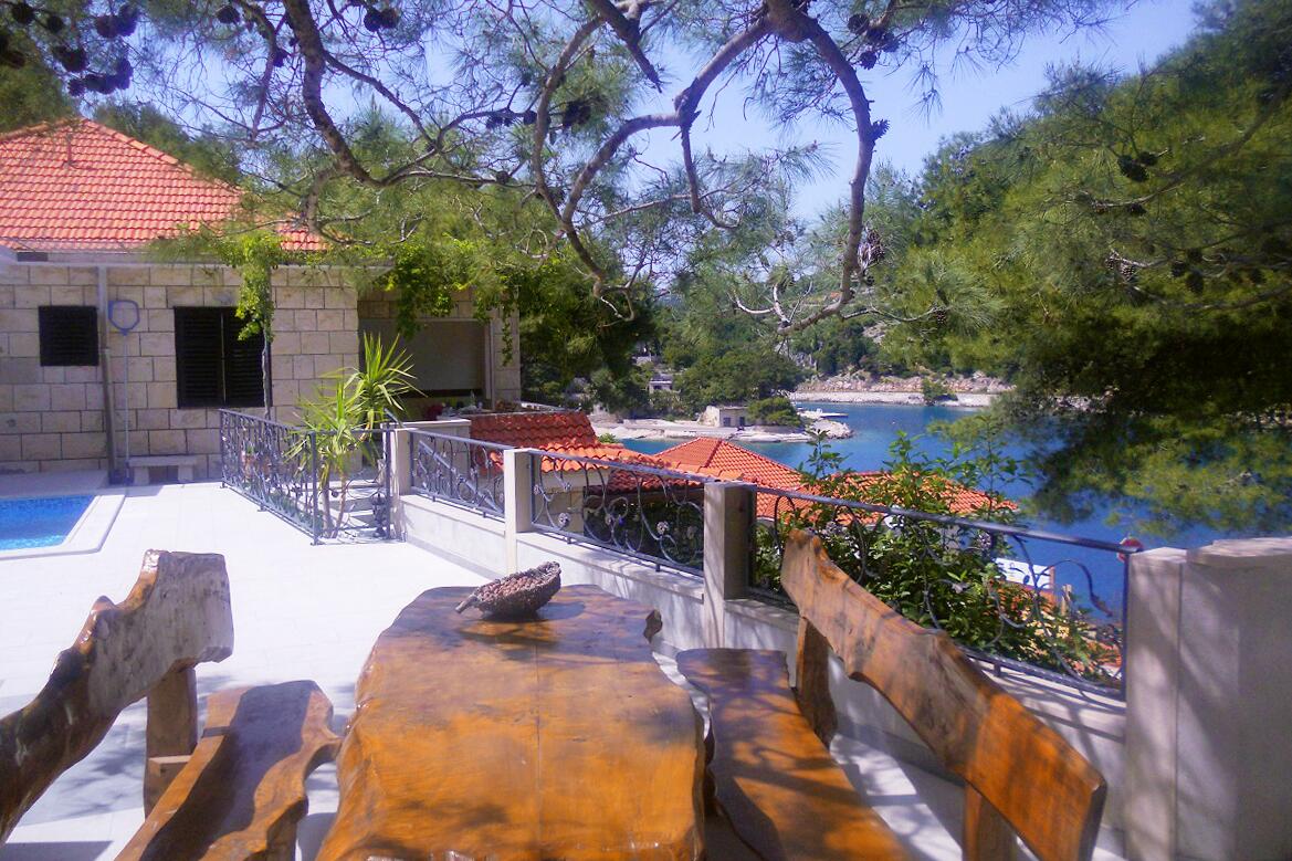 Courtyard - Seaside family friendly house with a swimming pool Puntinak, Brač
