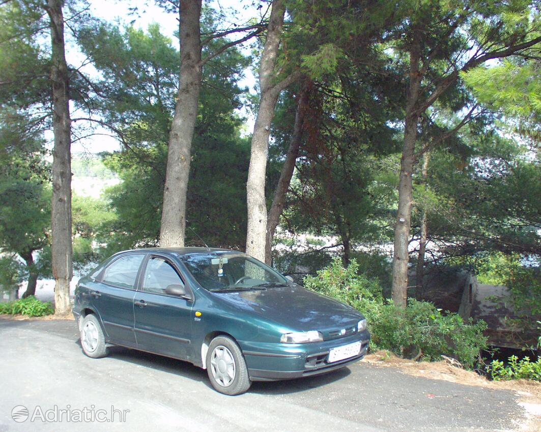 Parking lot - Seaside family friendly house with a swimming pool Puntinak, Brač