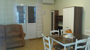 Camera de zi Oprič, Camera de zi în unitate de cazare tip apartment, aer condiționat disponibil şi WiFi.
