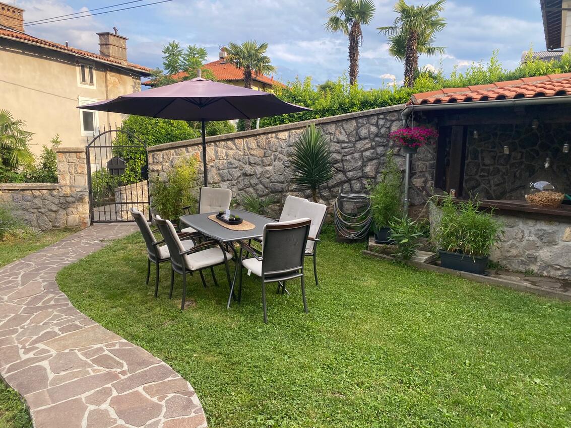 Courtyard - Apartments with a parking space Lovran, Opatija