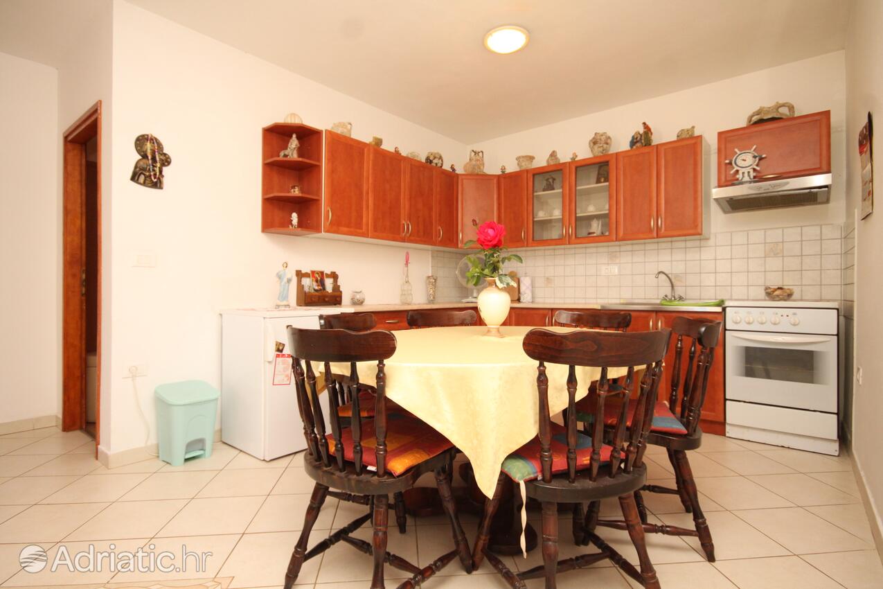 A-8010-a - Privatni smještaj - Apartmani s parkingom Ćunski, Lošinj