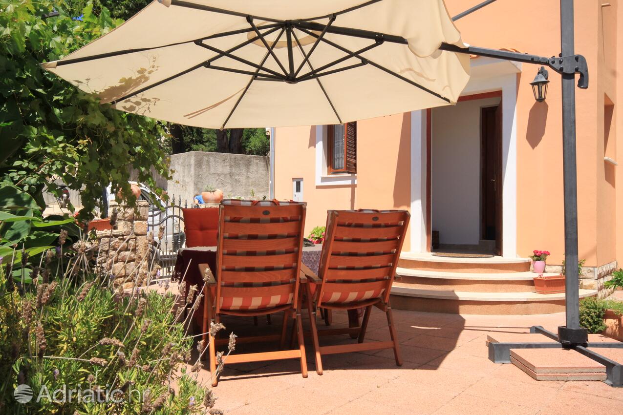 A-8010-a - Privatni smještaj - Apartmani s parkingom Ćunski, Lošinj