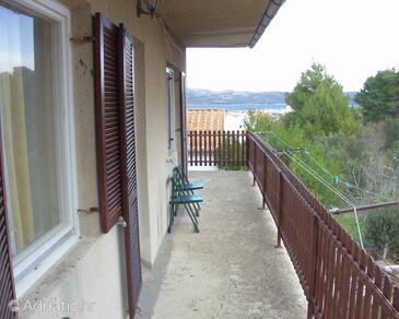 Apartments with parking space Murter - 804