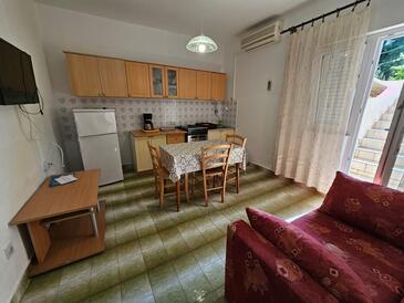 Savar, Sala da pranzo nell'alloggi del tipo apartment, condizionatore disponibile e animali domestici ammessi.
