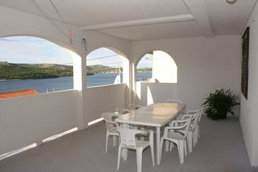 Apartmány s terasou Tisno, Severní Dalmácie