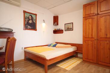 Ferienwohnungen mit Parkplatz Preko, Ugljan - 8224