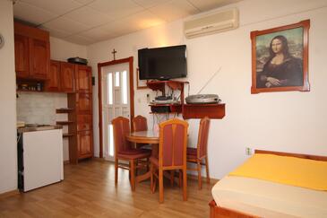 Comedor Preko, Comedor en alojamiento de tipo studio-apartment, WiFi.