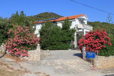 Propiedad Preko, Ugljan, Propiedad 8224 - Apartamentos con una playa de arena.