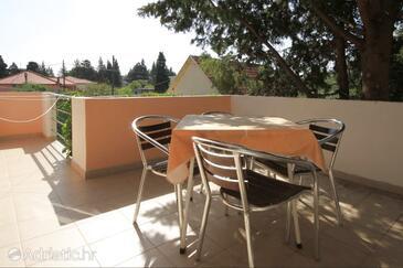 Apartments with parking space Ugljan - 8241