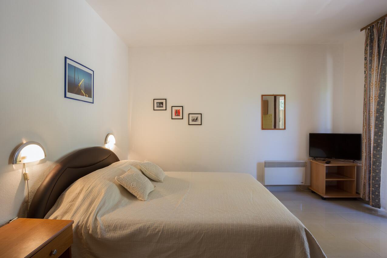 Apartments with parking space Ugljan - 8241