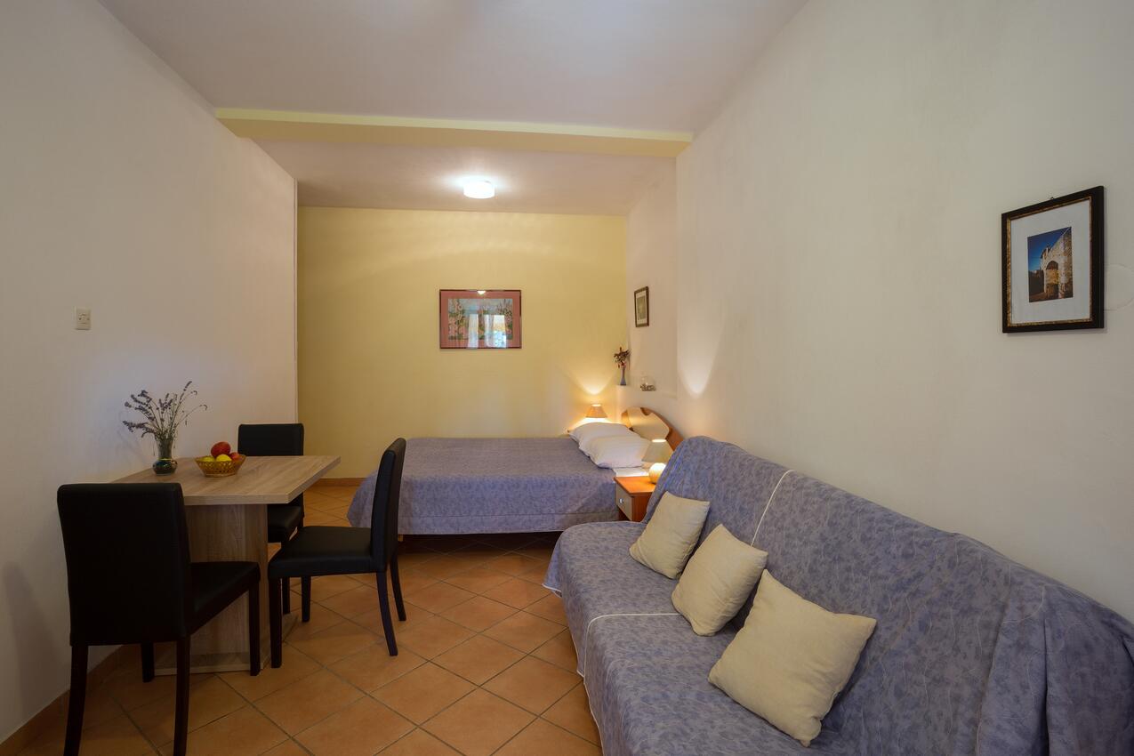 Apartments with parking space Ugljan - 8241