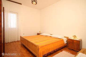 Apartments by the sea Ugljan - 8264