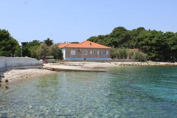 Overnatting Ugljan, Ugljan, Overnatting 828 - Leiligheter blizu mora med en rullesteinstrand.
