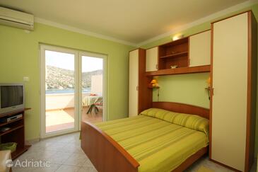 Apartments by the sea Skrivena Luka, Lastovo - 8280