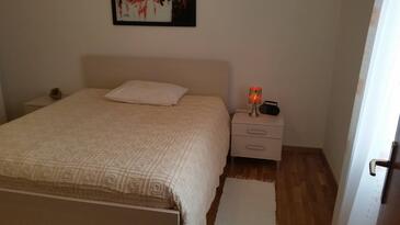 Apartmaji ob morju z bazenom Ugljan - 829