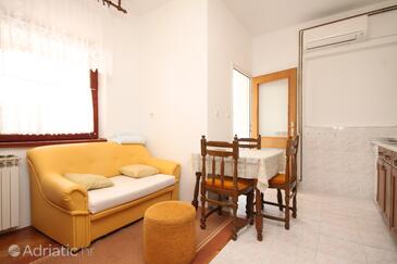 Apartmaji ob morju z bazenom Ugljan - 829