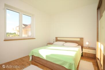 Apartmani uz more s bazenom Ugljan - 829