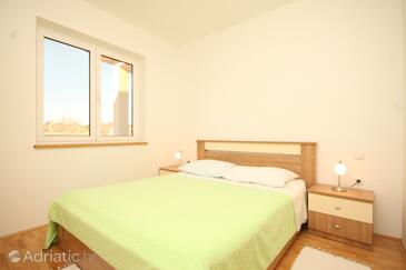 Apartmani uz more s bazenom Ugljan - 829