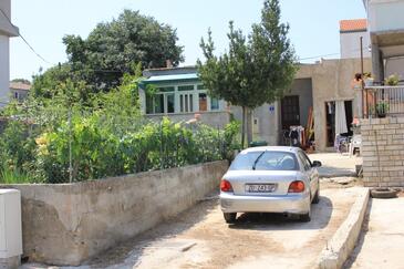Apartment with terrace Tkon, North Dalmatia