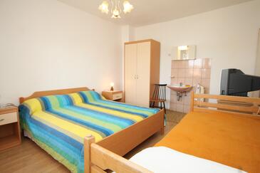 Apartments with terrace Kukljica, North Dalmatia